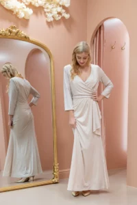 CONFIDENT DRESS – SHIMMERING SAND / WHITE